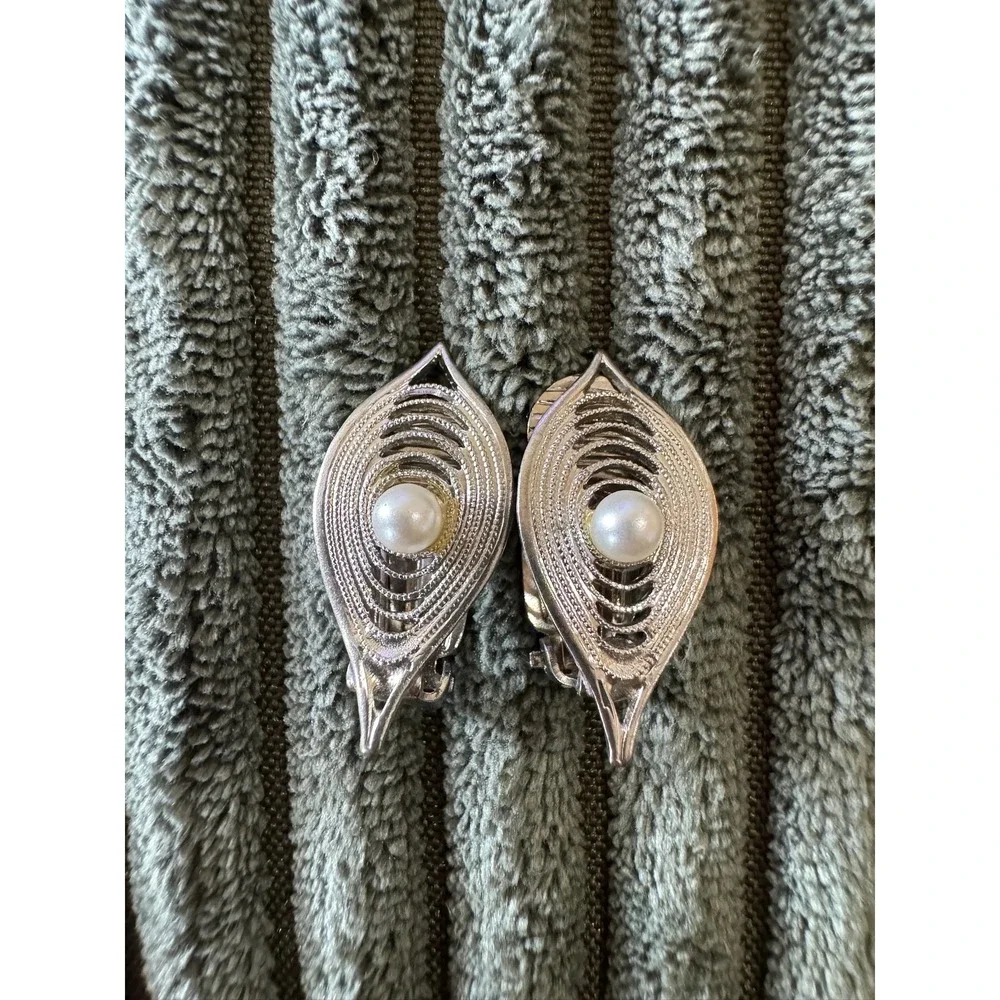 Vintage Silver Tone Leaf Filigree Clip On Earrings with‎ Faux Pearl Germany